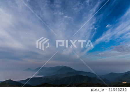 十勝連峰と雲。トムラウシ山より。8月。 21346256