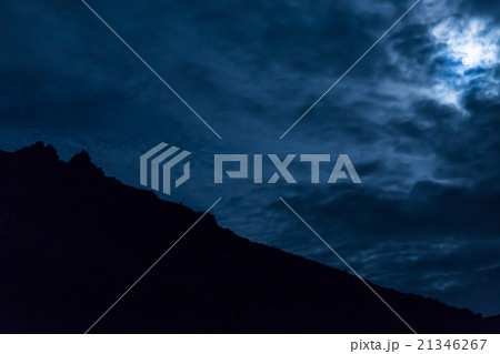 トムラウシ山に昇る月。8月 21346267