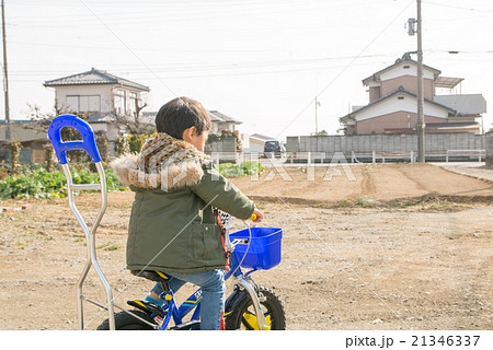 自転車に乗る男の子 自転車に乗る男の子 21346337