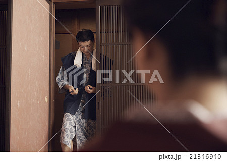 客室に戻る男性 21346940