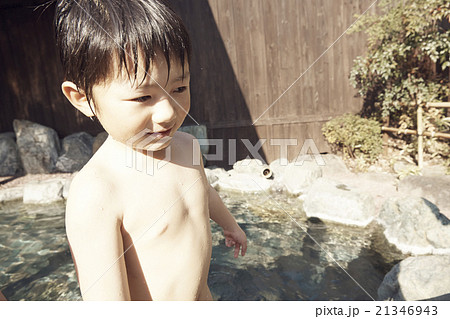露天風呂に入る子ども 21346943