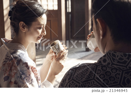 休憩する夫婦 21346945