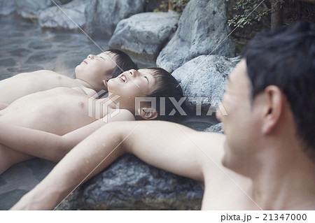 露天風呂に入る親子 21347000