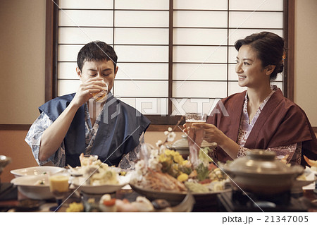 旅館で食事をする夫婦の写真素材