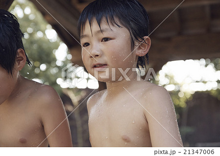 露天風呂に入る子ども 露天風呂に入る子ども 21347006