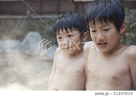 露天風呂に入る子どもの写真素材