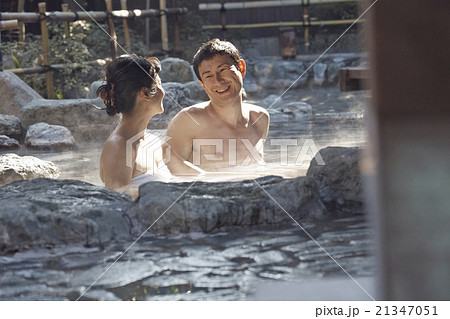 夫婦　温泉旅行 温泉旅行を楽しむ夫婦の写真素材 [21347051] - PIXTA