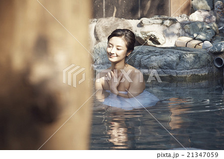 温泉に浸かる女性 21347059