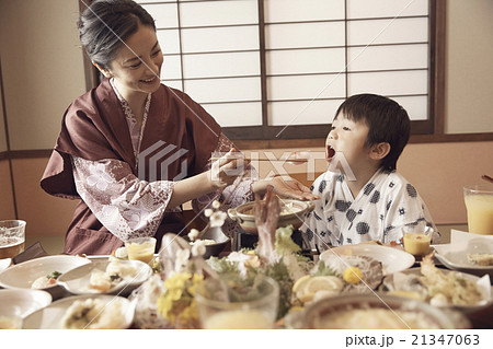 旅館で息子と食事 21347063