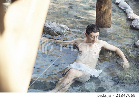温泉に浸かる男性の写真素材