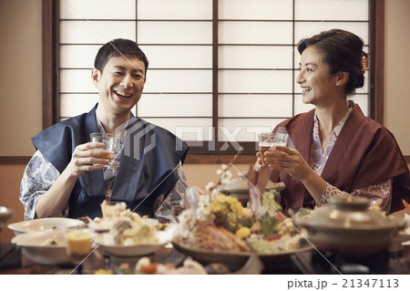 旅館で食事をする夫婦 21347113