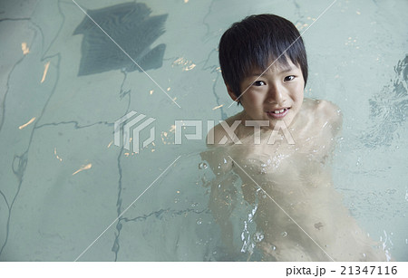 小学生　入浴 温泉に入る子どもの写真素材 [21347116] - PIXTA