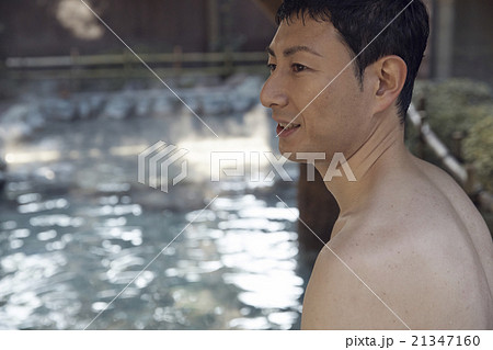露天風呂に入る男性 露天風呂に入る男性 21347160