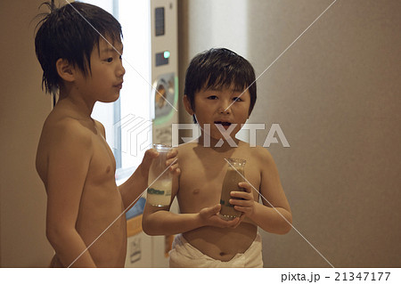 コーヒー牛乳を飲む子ども コーヒー牛乳を飲む子ども 21347177