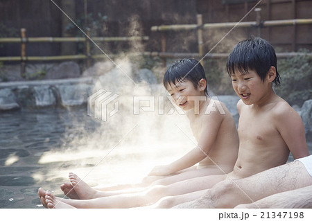 少年　裸　風呂 露天風呂に入る親子の写真素材 [21347198] - PIXTA