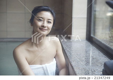 温泉に浸かる女性 21347249