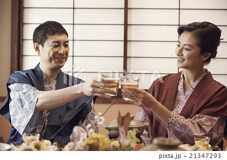 旅館で食事をする夫婦 旅館で食事をする夫婦 21347293