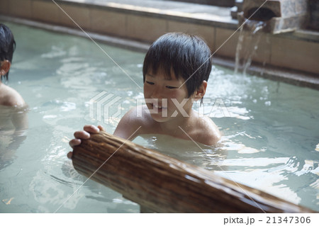 少年　温泉 温泉に入る子どもの写真素材 [21347306] - PIXTA