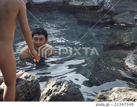 露天風呂に入る親子 露天風呂に入る親子 21347349