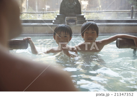 温泉に入る親子 温泉に入る親子 21347352