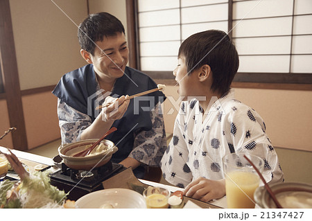 旅館で息子と食事 旅館で息子と食事 21347427