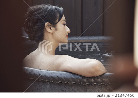 温泉に浸かる女性 温泉に浸かる女性 21347450