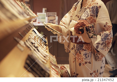 お土産を選ぶ女性 21347452