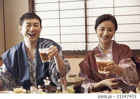 旅館で食事をする夫婦 旅館で食事をする夫婦 21347453