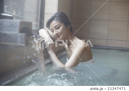 温泉に浸かる女性の写真素材
