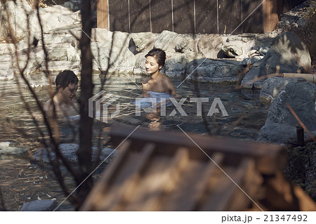 温泉旅行を楽しむ夫婦の写真素材