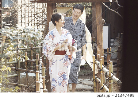 温泉旅行を楽しむ男女 温泉旅行を楽しむ男女 21347499