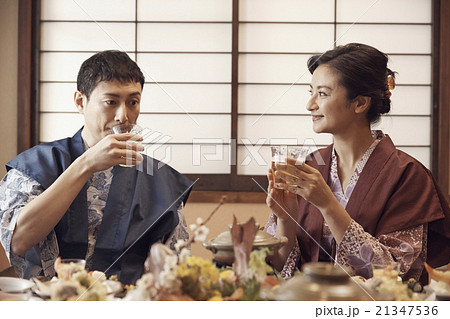 旅館で食事をする夫婦 旅館で食事をする夫婦 21347536