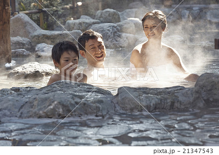 家族風呂に入る親子 21347543