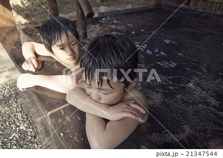 露天風呂に入る子ども 21347544