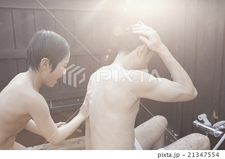 背中を流す子ども 背中を流す子ども 21347554