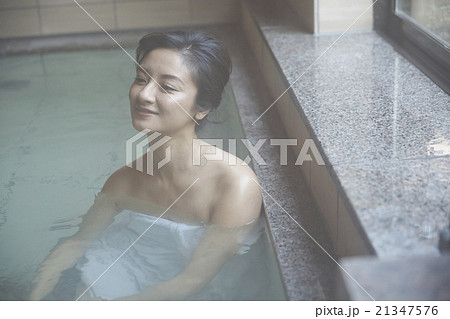 温泉に浸かる女性 温泉に浸かる女性 21347576