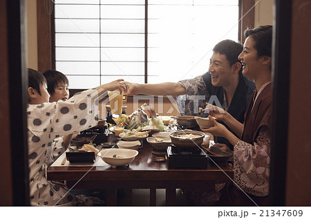 旅館で食事をする家族 21347609