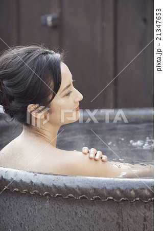 温泉に浸かる女性 21347653