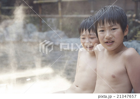 露天風呂に入る子ども 21347657