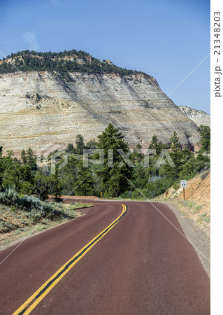 Wiew of road in Utah, USA 21348203