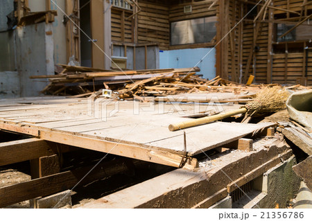床板　土台敷き　住宅解体業者　家を壊す　半壊　建築物解体作業　木材　廃材　ぶっ壊す　日本建築　 21356786