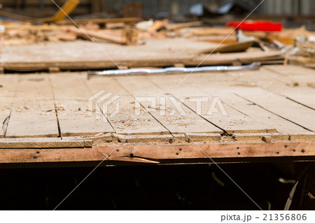 床板　土台敷き　住宅解体業者　家を壊す　半壊　建築物解体作業　木材　廃材　ぶっ壊す　日本建築　 21356806