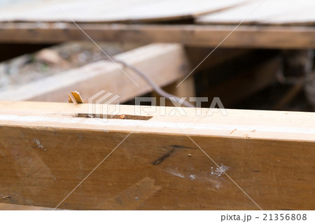 床板　土台敷き　住宅解体業者　家を壊す　半壊　建築物解体作業　木材　廃材　ぶっ壊す　日本建築　 21356808