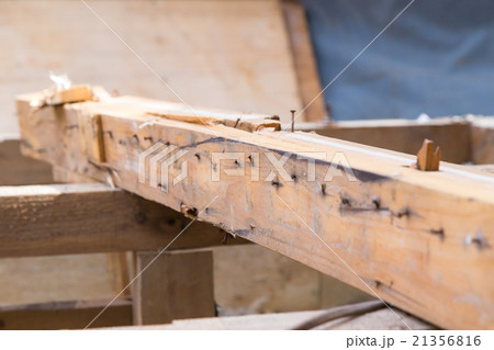 床板　土台敷き　住宅解体業者　家を壊す　半壊　建築物解体作業　木材　廃材　ぶっ壊す　日本建築　 21356816