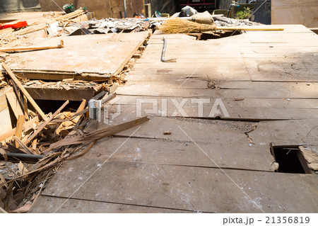 床板　土台敷き　住宅解体業者　家を壊す　半壊　建築物解体作業　木材　廃材　ぶっ壊す　日本建築　 21356819