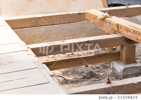 床板 土台敷き 住宅解体業者 家を壊す 半壊 建築物解体作業 木材 廃材 ぶっ壊す 日本建築 床板 土台敷き 住宅解体業者 家を壊す 半壊 建築物解体作業 木材 廃材 ぶっ壊す 日本建築 21356824