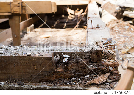 床板 腐食 土台敷き 住宅解体業者 家を壊す 半壊 建築物解体作業 木材 廃材 ぶっ壊す 日本建築 床板 腐食 土台敷き 住宅解体業者 家を壊す 半壊 建築物解体作業 木材 廃材 ぶっ壊す 日本建築 21356826