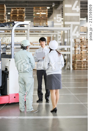 物流　倉庫　働く人々　フォークリフト 21356909
