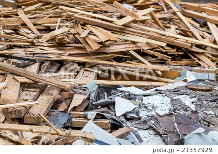 住宅解体業者　家を壊す　半壊　建築物解体作業　木材　廃材　ぶっ壊す　日本建築　 21357929