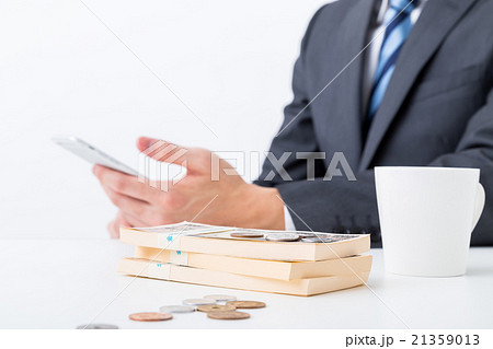 男性　ビジネスマン　ビジネスイメージ　投資　一攫千金　大金持ち　副業　金融イメージ 21359013